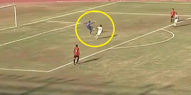 VIDEO: Thủ môn dùng động tác giả tệ nhất thế giới và cái kết cực hài
