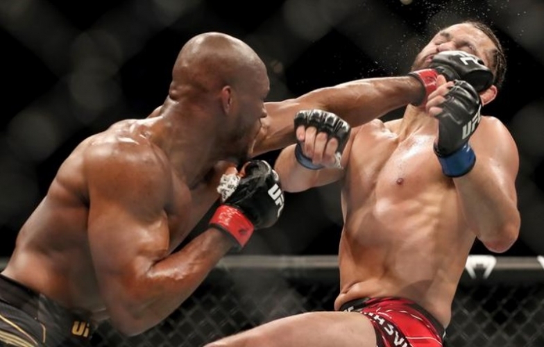 VIDEO: Bị cười đểu, Usman đấm 'vỡ cằm' Masvidal, bảo vệ đai vô địch UFC