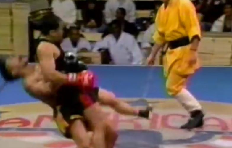 Cung Lê quật ngã đối thủ 10 lần, thắng mãn nhãn trước võ sĩ Muay Thai