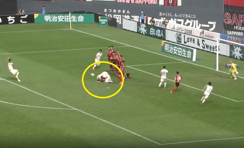 Pha dàn xếp đá phạt đi vào lòng đất, quân ta 'bắn hạ' quân mình