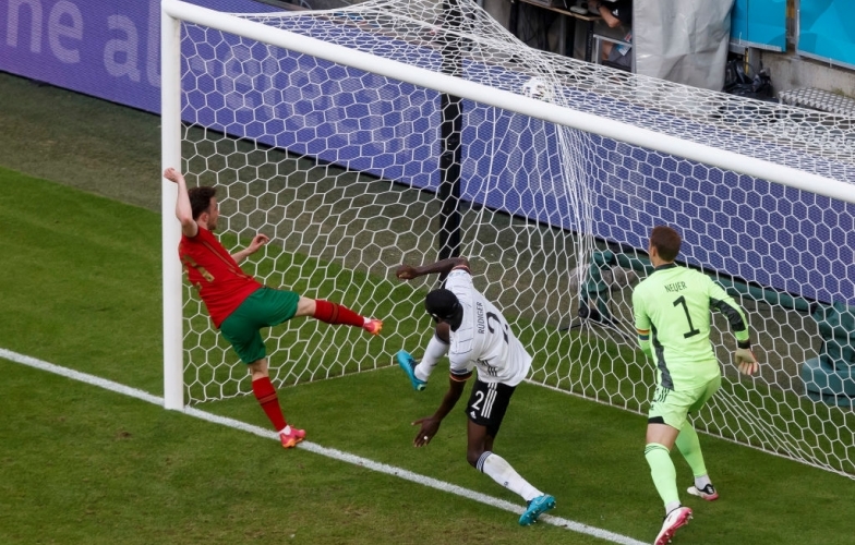 Ronaldo kiến tạo để sao Liverpool ghi bàn rút ngắn tỷ số 2-4 cho Bồ Đào Nha