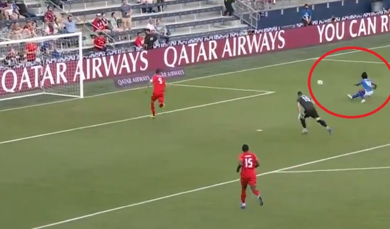 Ronaldo rê qua thủ môn, bỏ lỡ không tưởng ở Gold Cup