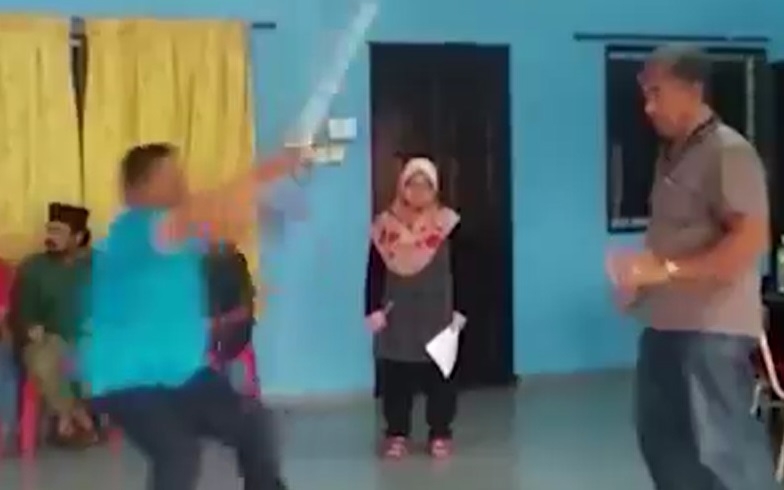 Choáng với võ sư có 'siêu năng lực', đứng im khiến đối thủ bay xa cả mét