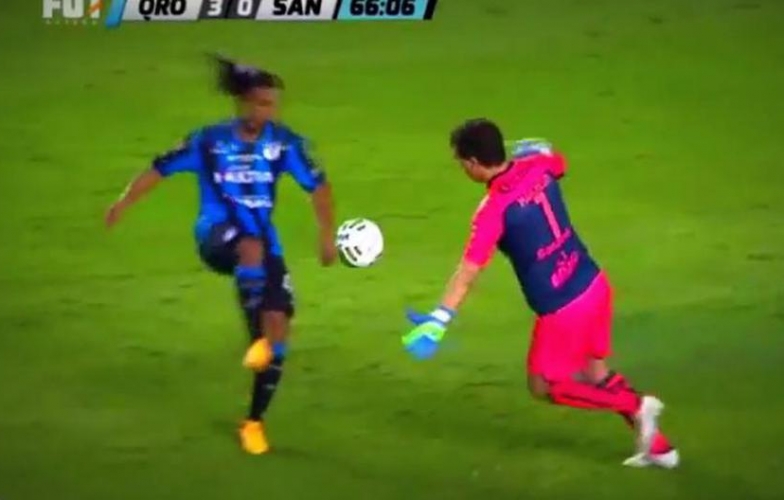 Ghi bàn kiểu 'Tôn Ngộ Không trộm đào', Ronaldinho nhận cái kết cực hài hước