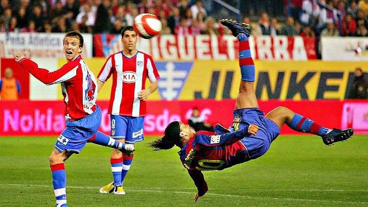 Ronaldinho dứt điểm 'xe đạp chổng ngược' tung lưới Atletico ở trận đấu đặc biệt