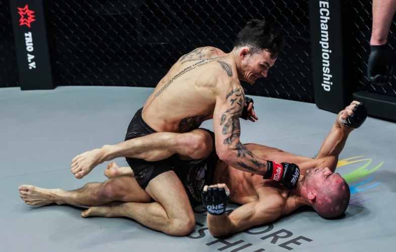 Thành Lê tung mưa đòn như sấm sét, hạ knock-out 'sát thủ sư tử' để bảo vệ đai vô địch ONE