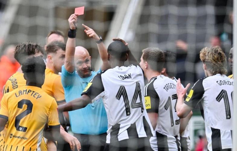 Liverpool đón tin cực vui trước chung kết Carabao Cup