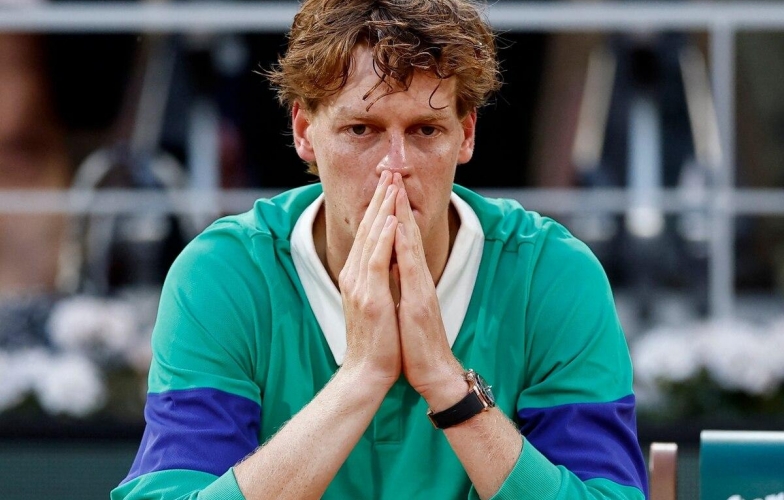 Jannik Sinner thua sốc trận đầu tiên trên sân cỏ