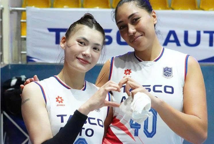 Cầu thủ bóng chuyền nữ Hà Nội 'tươi như hoa' khi nhận thưởng nóng 100 triệu