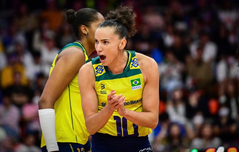 Đội trưởng tuyển bóng chuyền nữ Brazil hẹn hò với... nữ MC bốc lửa