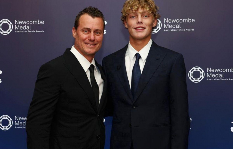 Cựu số 1 tennis thế giới tái xuất bằng chiến thắng cực khó tin