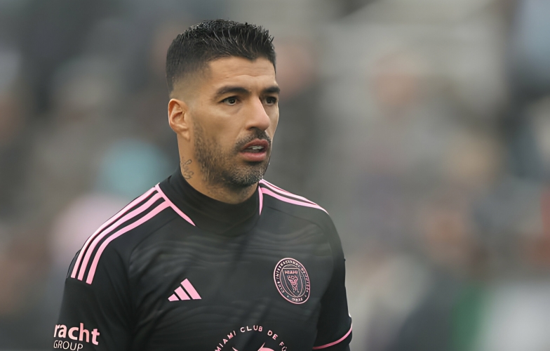 Suarez xin lỗi vì hành động nhổ nước bọt
