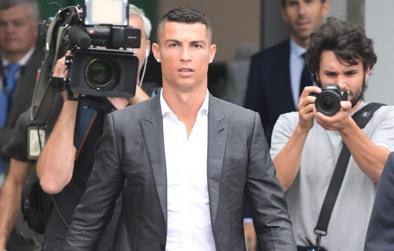Đúng nửa đêm, Ronaldo có 'hành vi' điên rồ khiến đồng đội sửng sốt