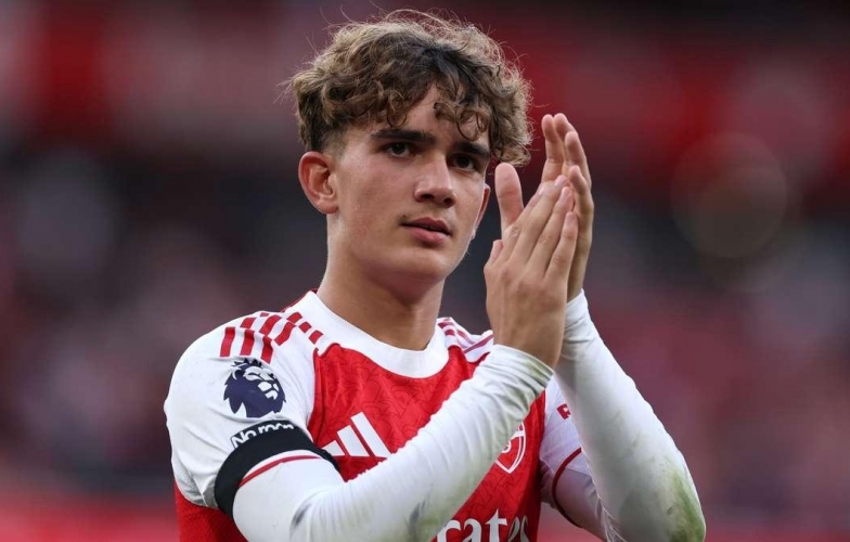 Thiên tài 15 tuổi của Arsenal làm nên lịch sử với siêu phẩm solo
