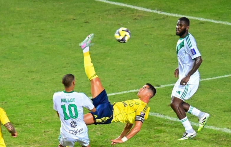 Ronaldo khiến CĐV Ả Rập cạn lời với siêu phẩm móc bóng