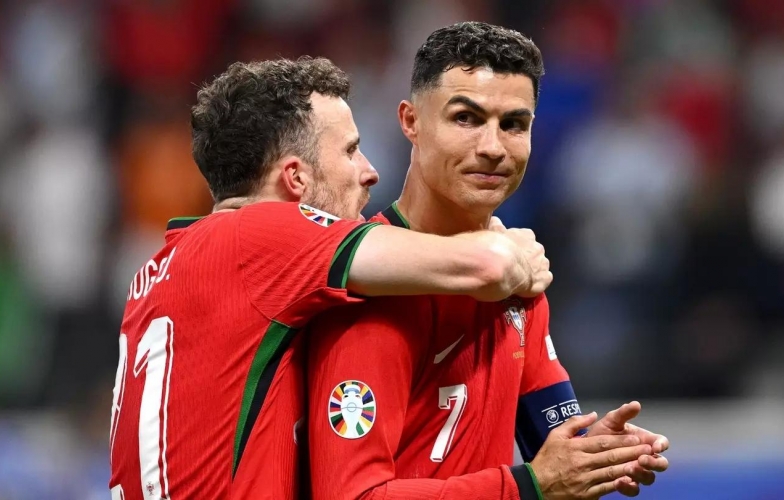 Ronaldo làm điều bất ngờ với Diogo Jota khiến tất cả xúc động