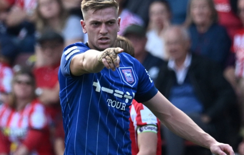Arsenal bị chỉ trích vì để Chelsea giật được Liam Delap