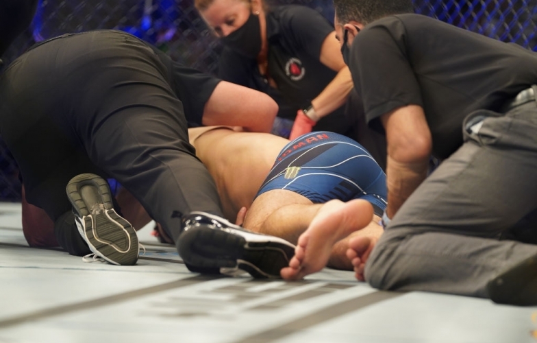 Weidman gãy đôi chân sau cú đá đầu tiên lên Uriah Hall