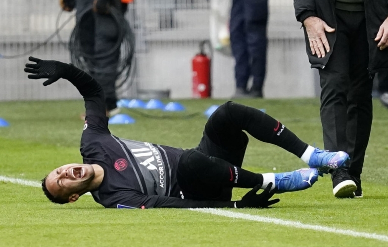 Neymar khóc nức nở sau khi dính chấn thương kinh hoàng