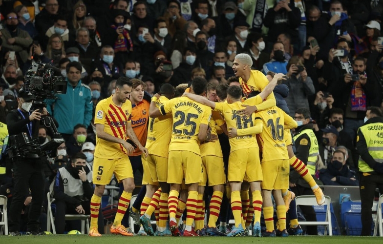 Thắng Real, cầu thủ và HLV của Barca ăn mừng như giành chức vô địch