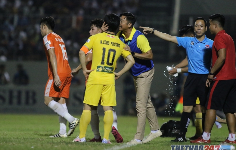 Công Phượng 'nghe lén' đối phương