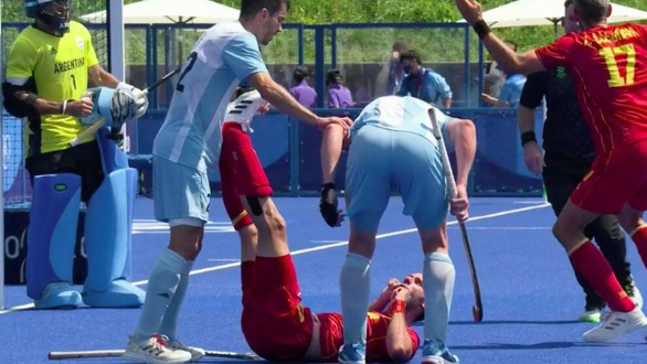 VĐV dí gậy vào đầu 'cảnh cáo' đối thủ ở Olympic 2021