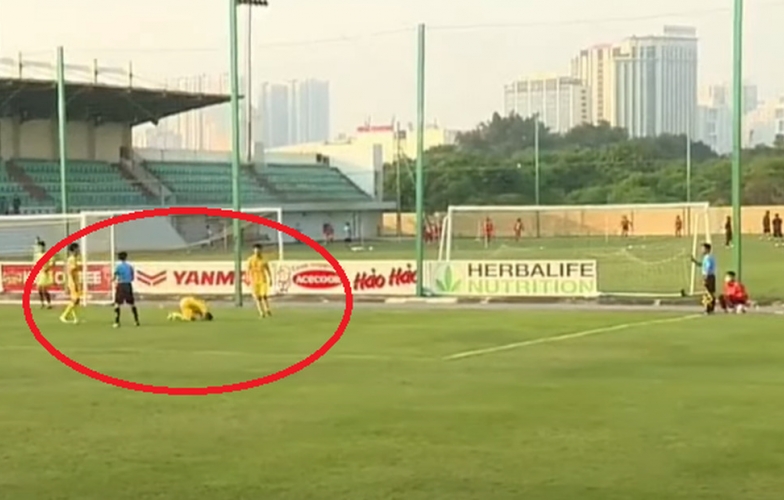 Cầu thủ HAGL 'quỳ lạy' trọng tài khi cho quân bầu Hiển hưởng penalty?