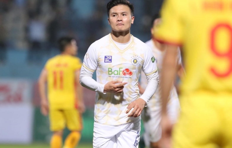 Sát ngày rời Việt Nam, Quang Hải 'đứng hình' trước yêu cầu 'không thể đặc biệt hơn'