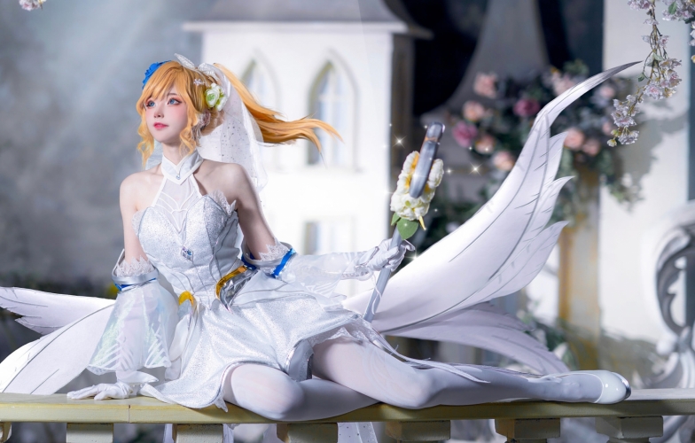 Ngắm màn cosplay Lux Khiết Tinh Hồng Hoa trong LMHT: Tốc Chiến
