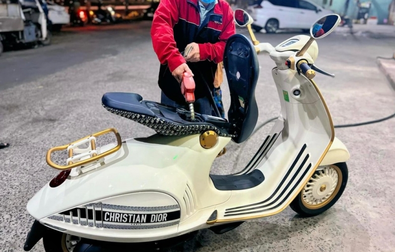 Đổ đầy bình' chiếc Vespa 946 Christian Dior giá hơn 700 triệu hết bao nhiêu tiền?