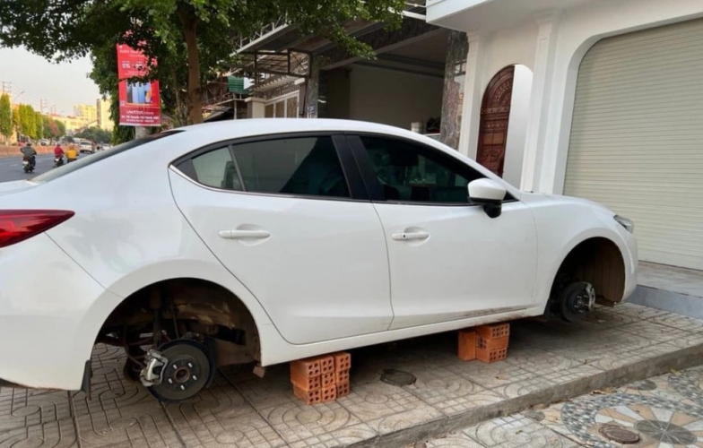Hy hữu Mazda 3 'bốc hơi' 4 bánh xe chỉ sau một đêm
