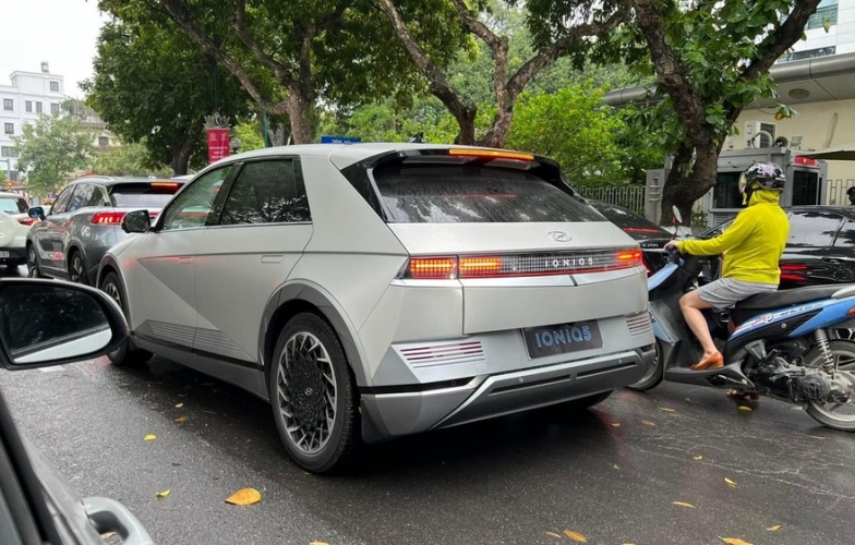 Bắt gặp Hyundai Ioniq 5 lăn bánh trên đường phố Hà Nội, nổi bật cả đoạn đường