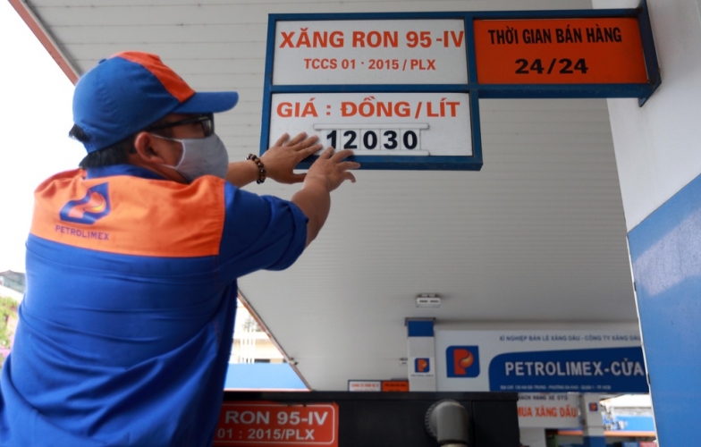 Giá xăng dầu hôm nay 1/6/2022: Xăng RON 95 tăng vượt mốc 31.000 đồng/lít