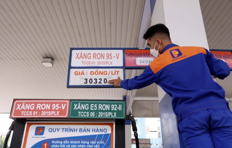 Giá xăng hôm nay 1/8 tiếp tục giảm xuống mốc hơn 24.000 đồng/lít
