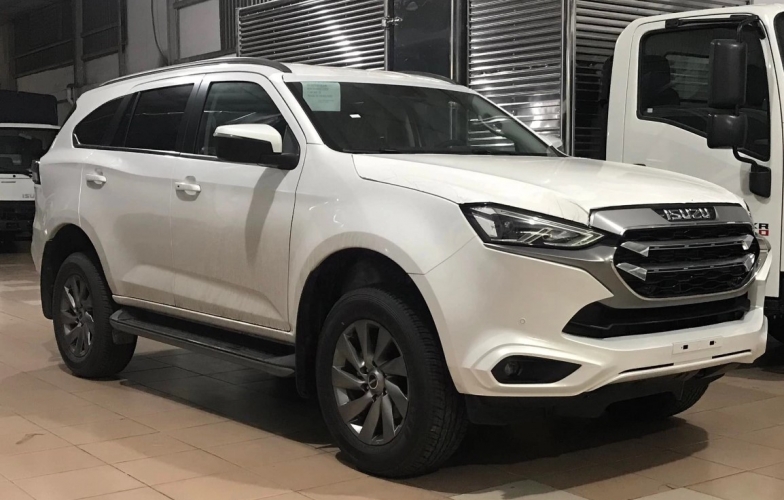 Vừa ra mắt, Isuzu mu-X 2022 đã giảm giá mạnh tại đại lý, quyết ganh đua Fortuner