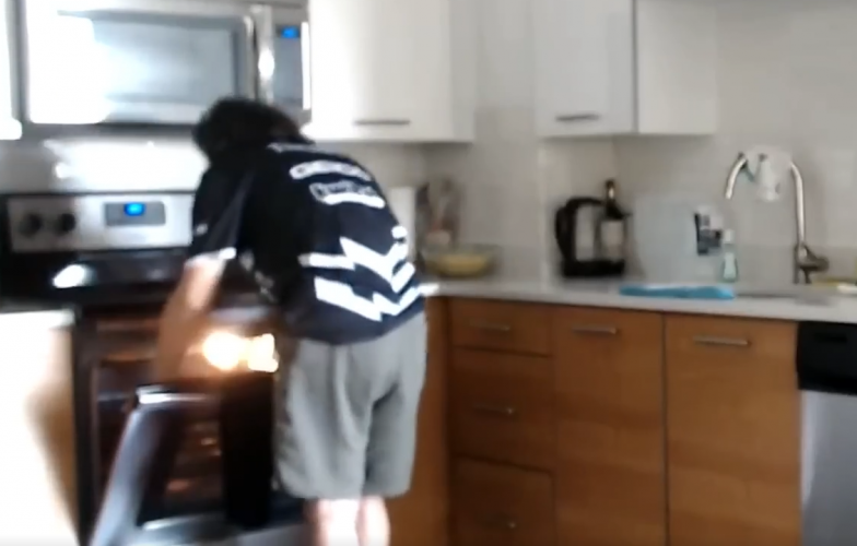 Video: Thấy game quá dễ, game thủ DOTA 2 vừa đánh giải vừa nướng pizza