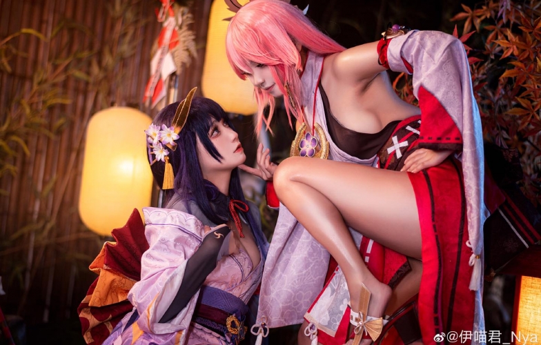 Cosplay đôi bạn thân Raiden Shogun và Yae Miko trong Genshin Impact