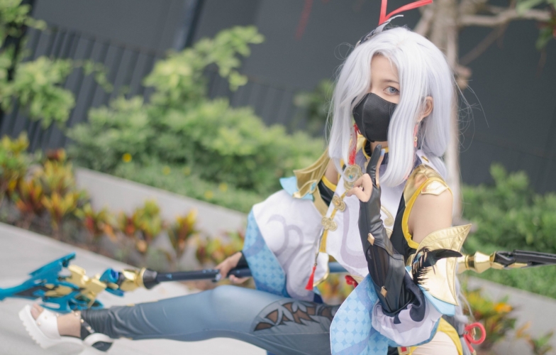 Cosplay Shenhe trong Genshin Impact lạnh lùng nhưng không kém phần xinh đẹp