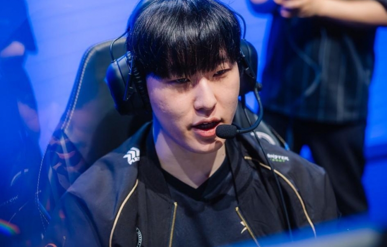 HLE tái ký với Zeka