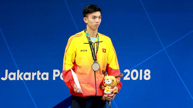 VIDEO: Huy Hoàng 'ghi danh châu lục' với HCB lịch sử năm 2018