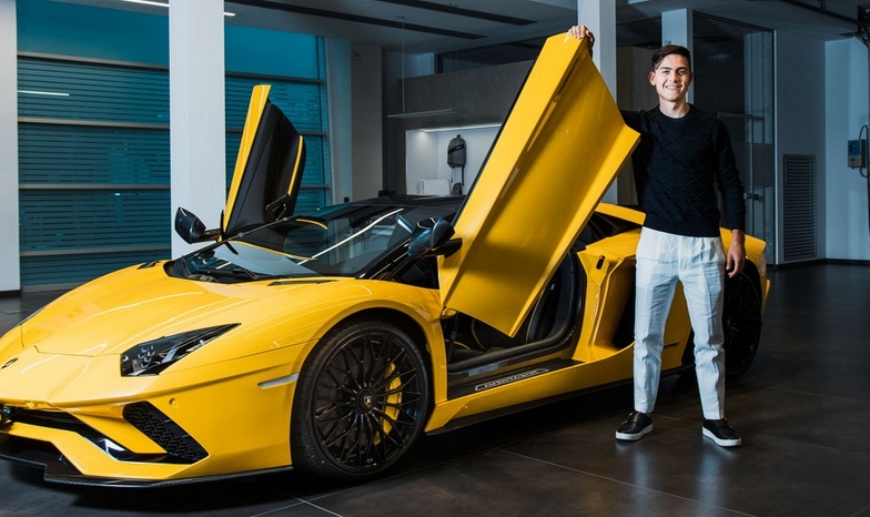 Đua với Ronaldo, tiền đạo trẻ Juventus tậu Lamborghini nửa triệu USD