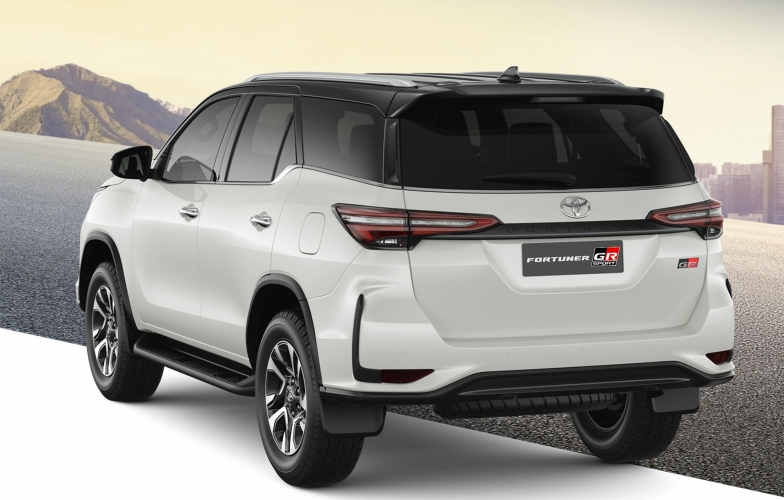 Toyota Fortuner GR-S 2022 bất ngờ lộ diện, thiết kế đậm chất thể thao