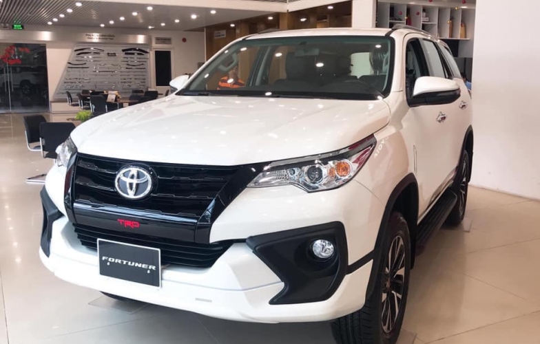 Giá xe Toyota Fortuner giảm mạnh, cạnh tranh Hyundai Santa Fe
