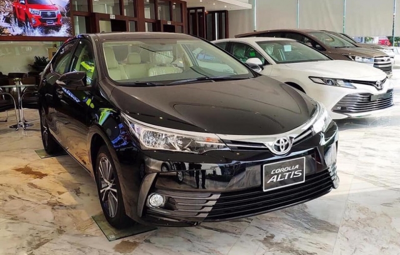 Toyota Corolla Altis tiếp tục giảm giá mạnh, gây sức ép lên Mazda 3, Kia K3