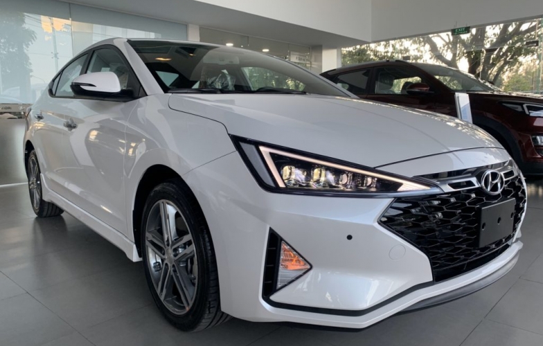 Sedan hạng C của Hyundai bất ngờ giảm giá mạnh, đe nẹt Mazda 3, Kia K3