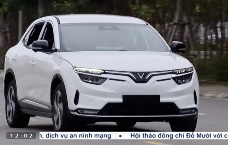 Ông Phạm Nhật Vượng cầm lái VinFast VF 8 chở Chủ tịch nước Nguyễn Xuân Phúc