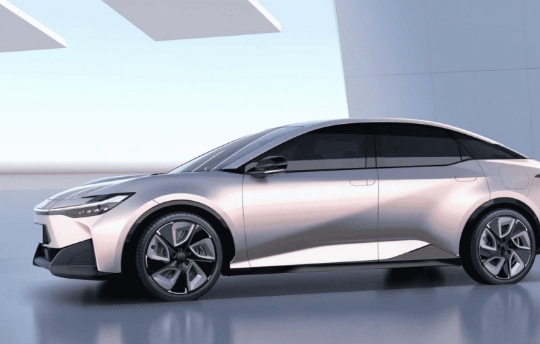 Toyota sắp ra mắt mẫu sedan chạy điện đẹp long lanh, kích thước ngang Camry