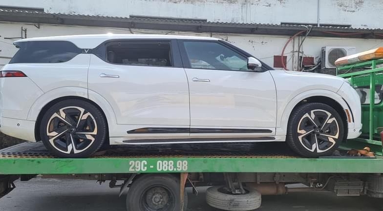 Bắt gặp VinFast VF 9 trên đường đi đăng kiểm tại Việt Nam