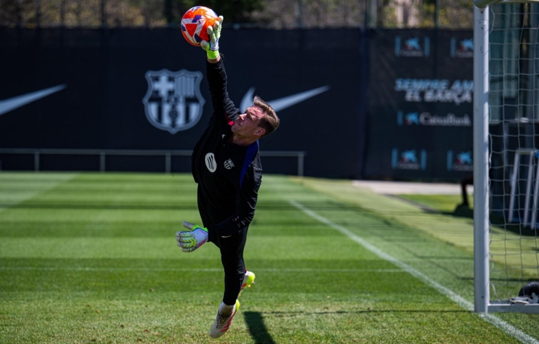 Tạm biệt Onana, MU chiêu mộ thủ môn lừng danh của Barca?