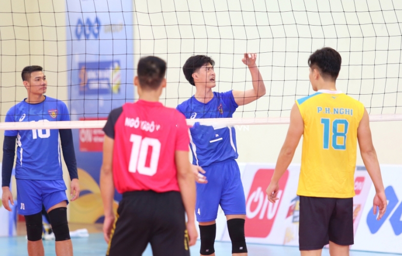 Cầu thủ BTL Cảnh sát cơ động nhận thẻ vàng ở giải bóng chuyền hạng A 2021